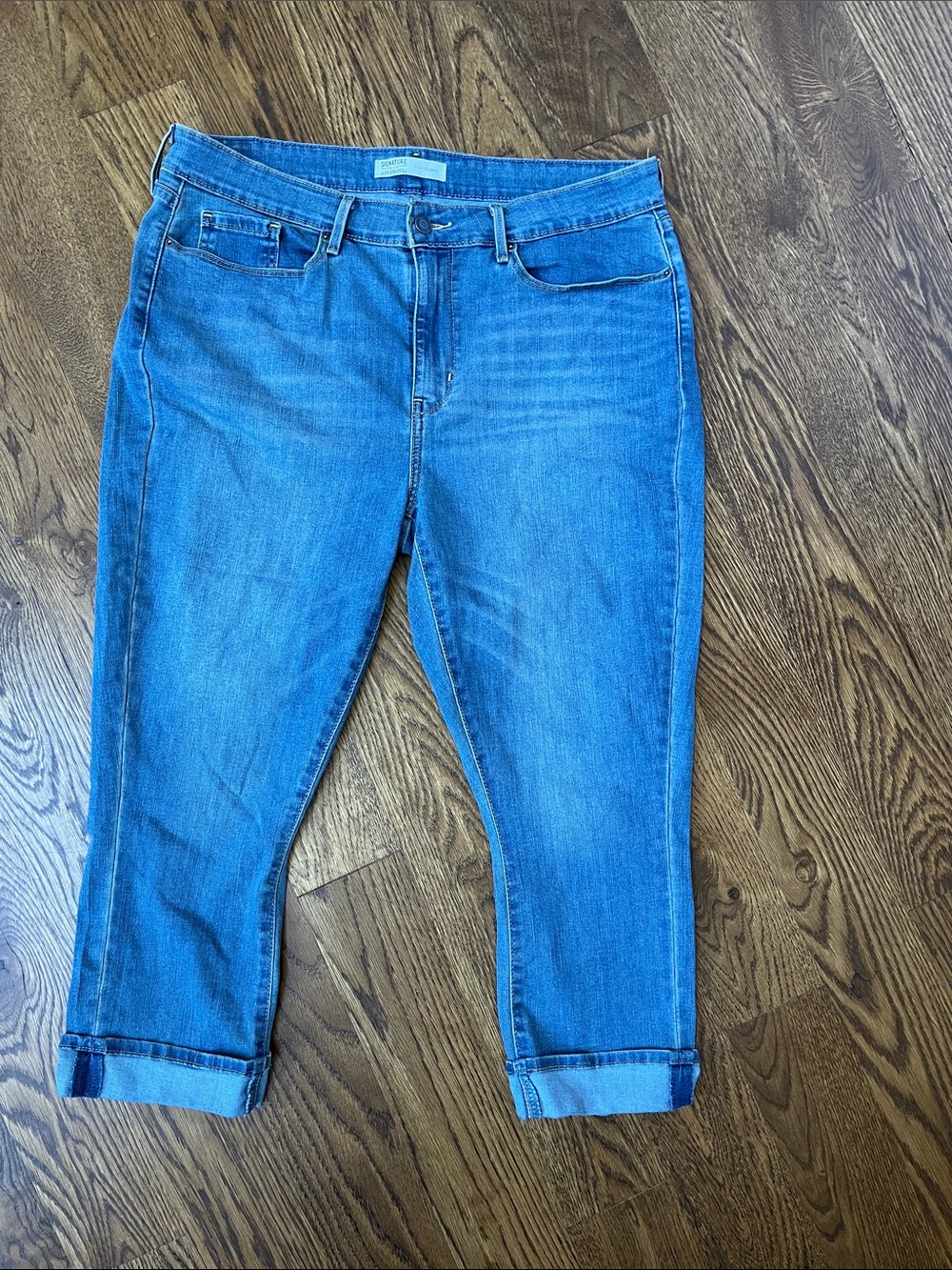 Women’s Blue Signature Gold Levi Strauss Denim Mid Rise Capri Jeans - size 16